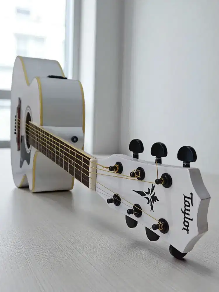 Gitar akustik elektrik Taylor