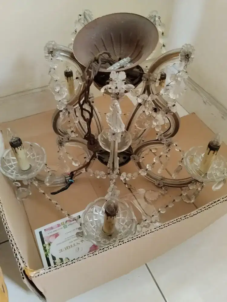 Lampu kristal nyala normal