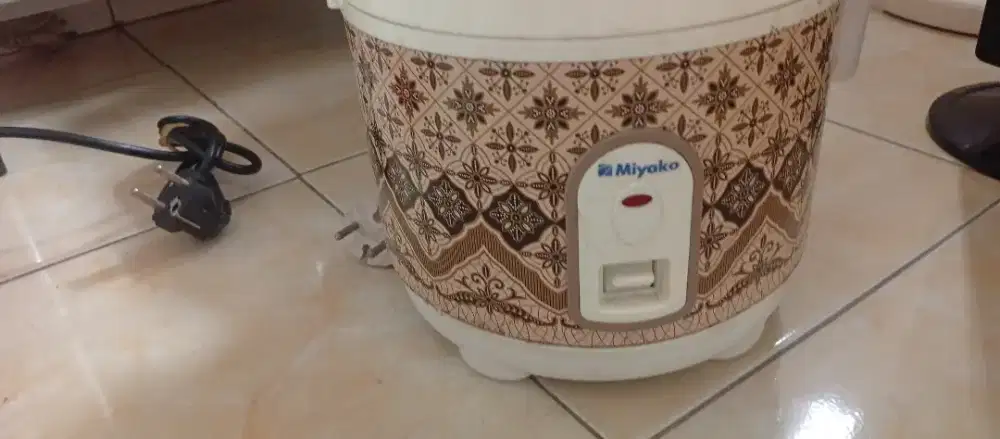 Rice cooker mini merk Miyako