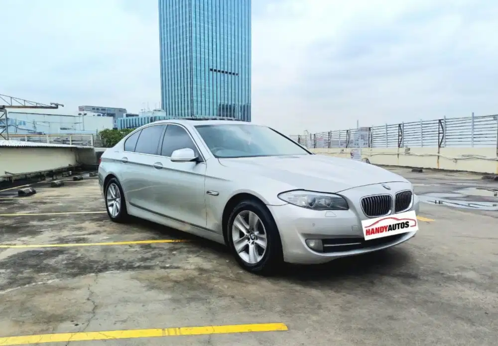 BMW 528i Tahun 2010 Automatic Abu abu metalik