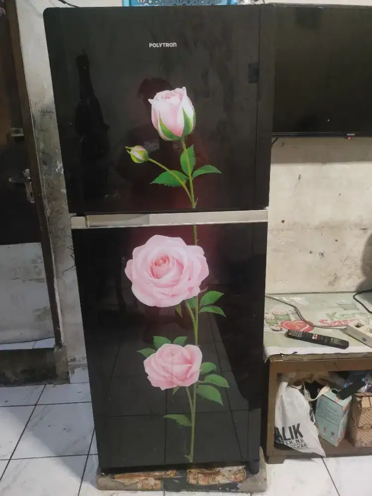 Di jual kulkas 2 pintu Merk Polytron