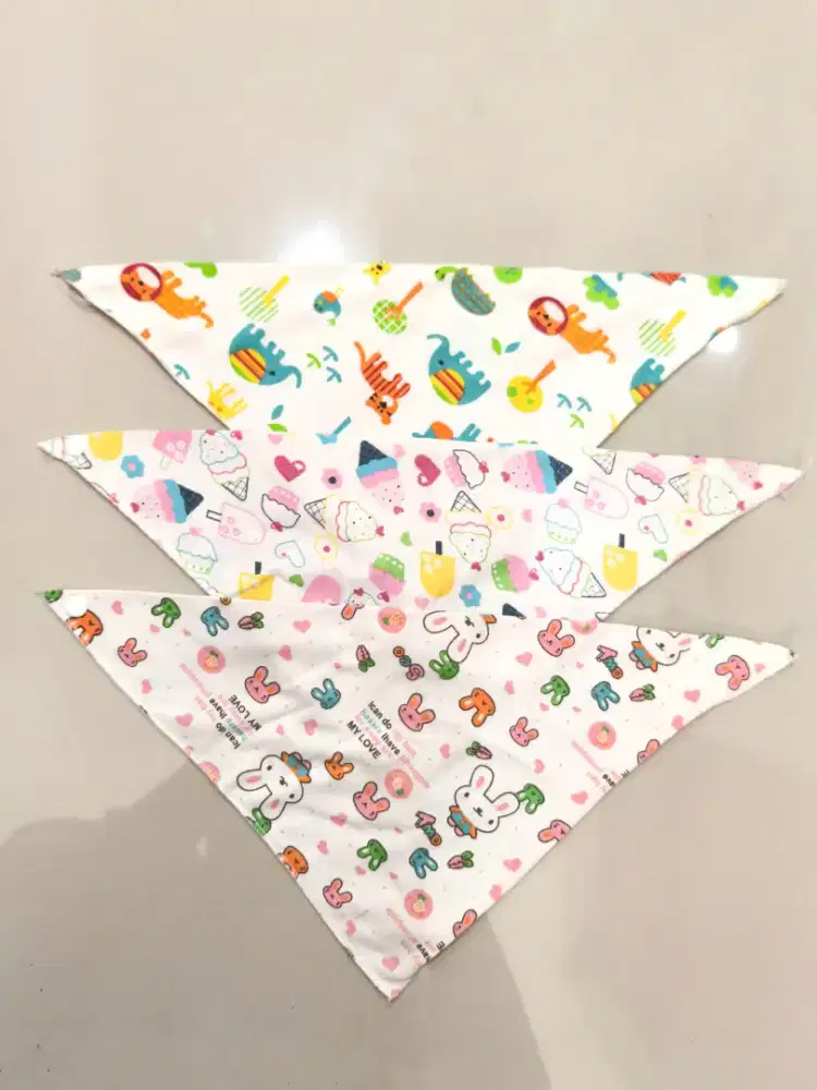 Slabber segitiga bayi (celemek makan)