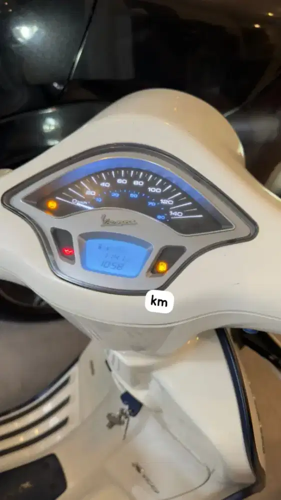 Motor vespa bianco thn 2022