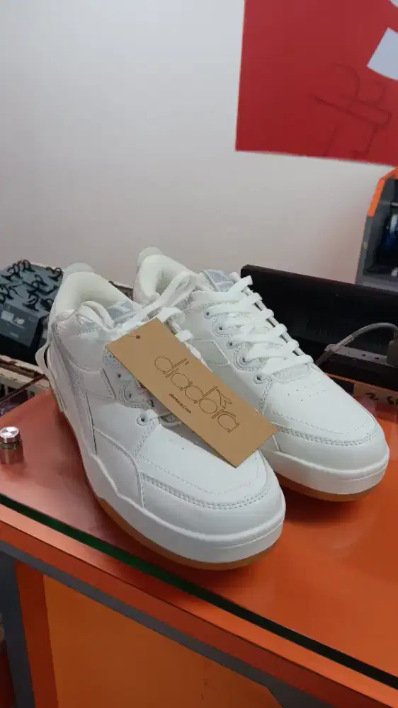 Sepatu Sneakers Diadora Casual White