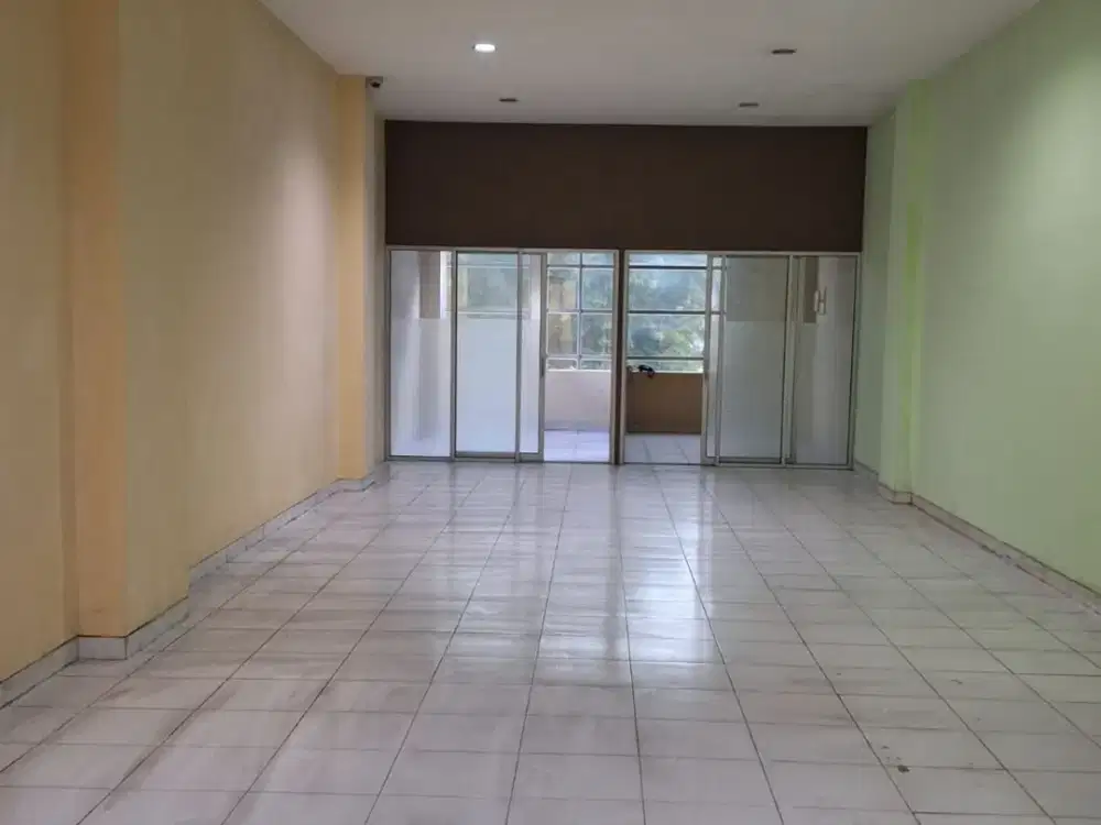 Ruko Pluit Timur raya parkiran muat 4 mobil, rapi