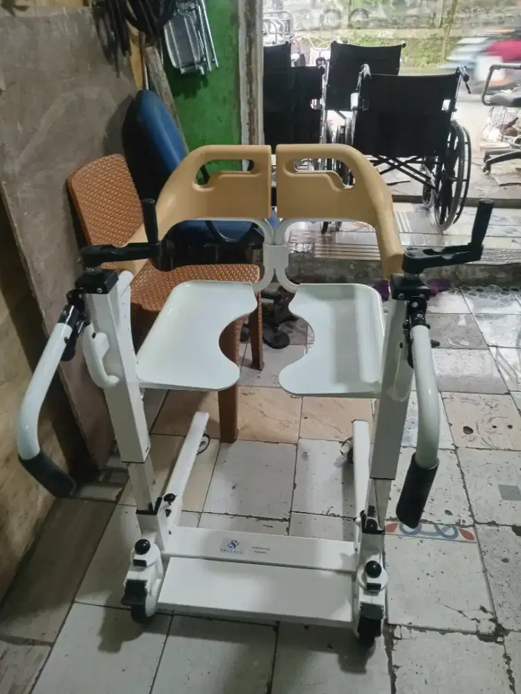 Kursi yang fungsinya untuk memindah kan pasien ke tempat tidur