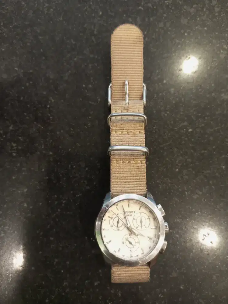 Jam tangan dalam gambar adalah Tissot Couturier Chronograph.