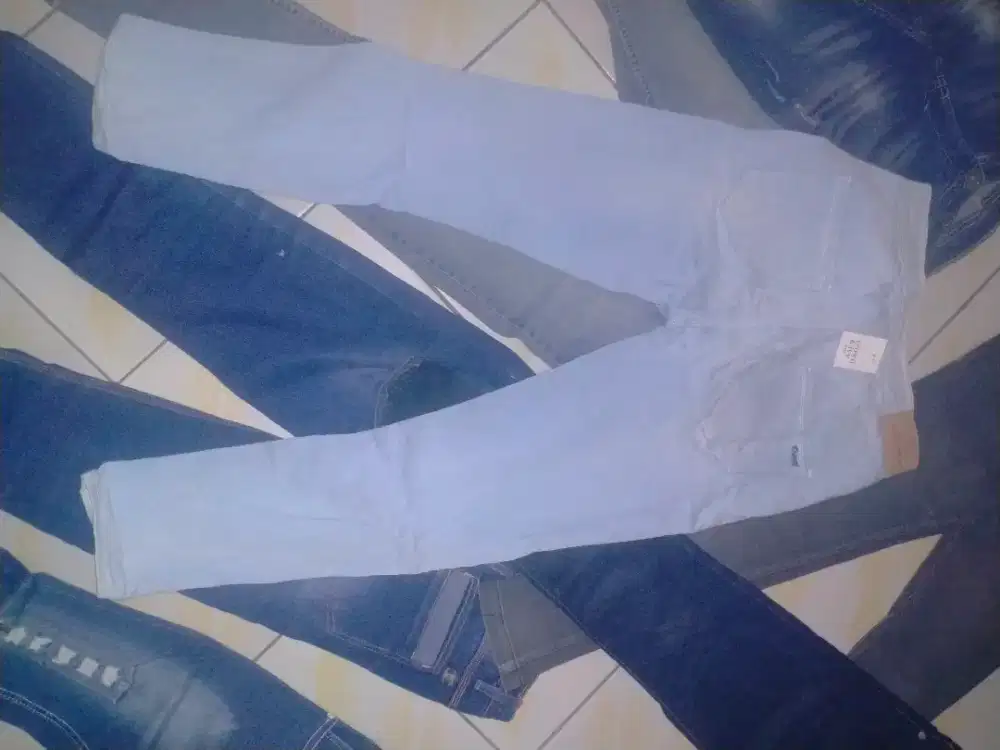 Cuci gudang obral. Levi's impor