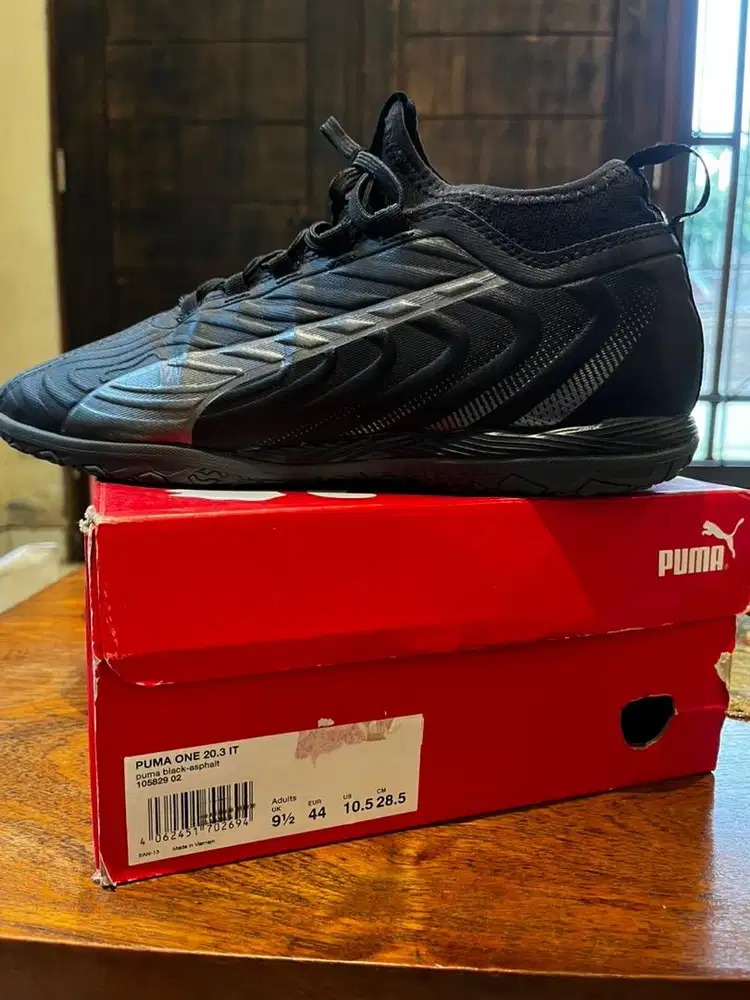 Sepatu futsal puma one 20.3