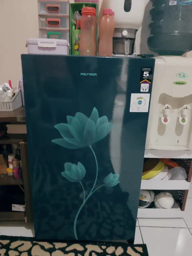 Kulkas Polytron mulus baru setengah tahunan