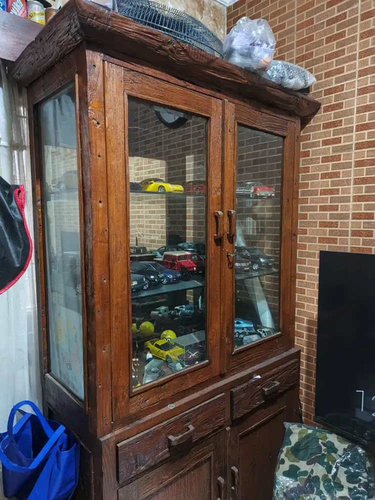 Lemari Pajangan dengan motif kayu Rustik