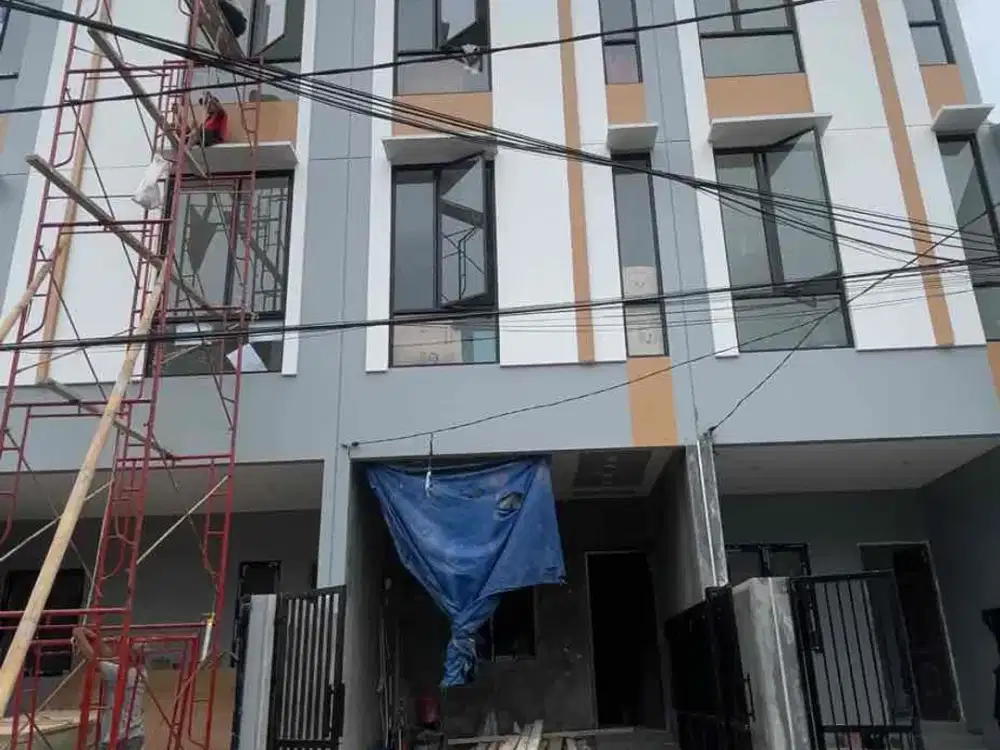 Dijual Rumah Baru 3 Lantai Row Jalan Lebar Bebas Banjir di Duri Kepa