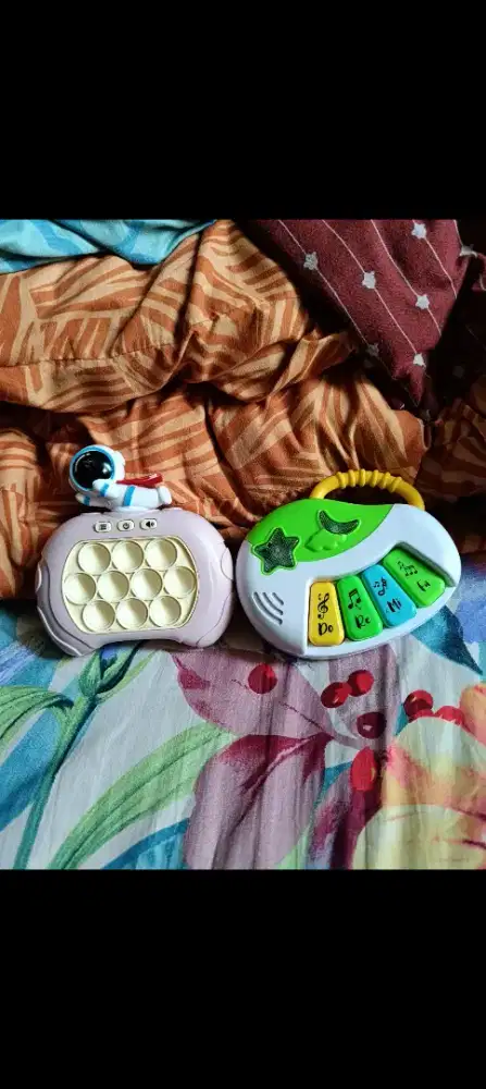 Dijual 2 mainan Anak Elektrik Lampu Music masih normal.
