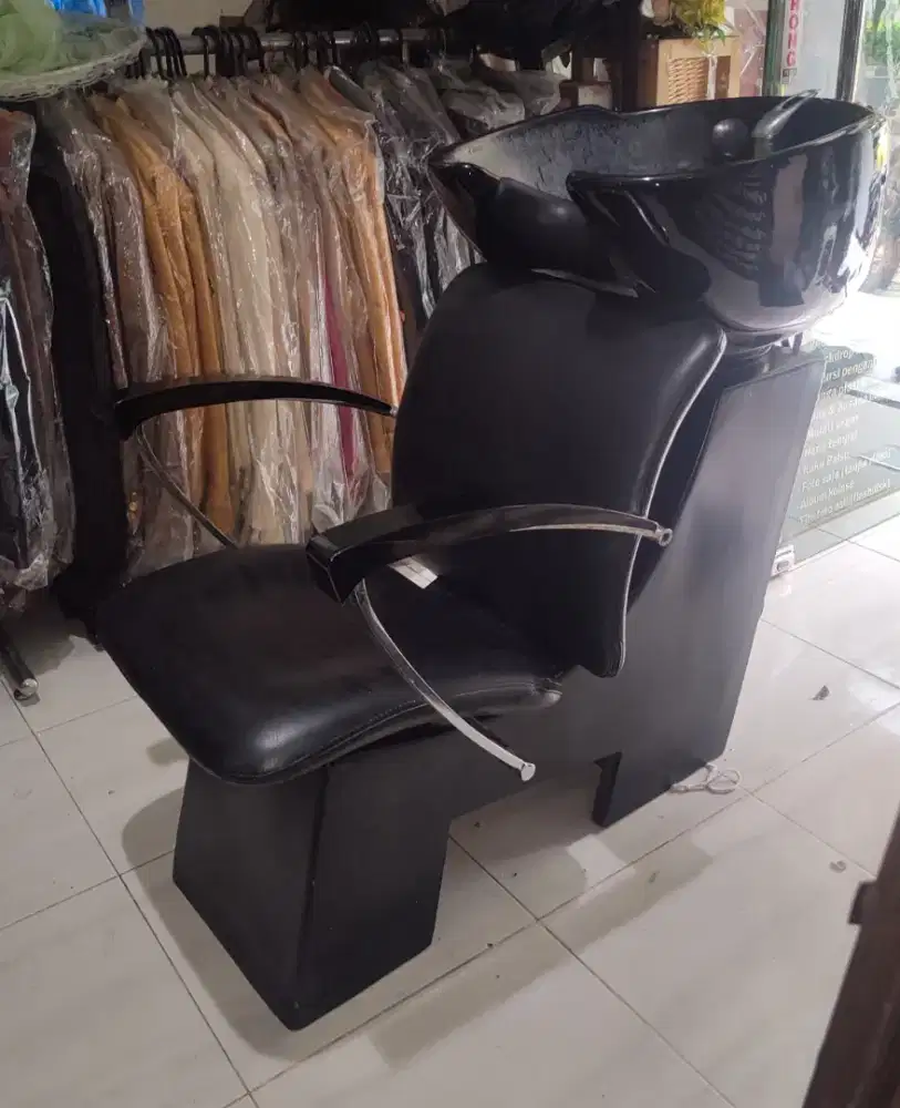 DIJUAL KURSI KERAMAS SALON KERAMIK MASIH MULUS DAN SIAP PAKAI