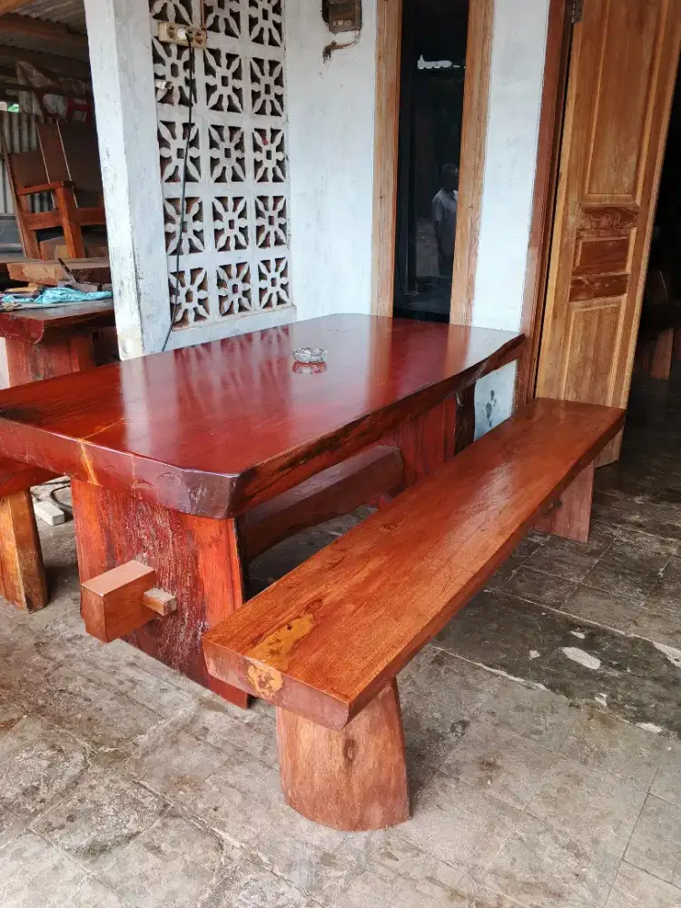 Meja makan antik teras