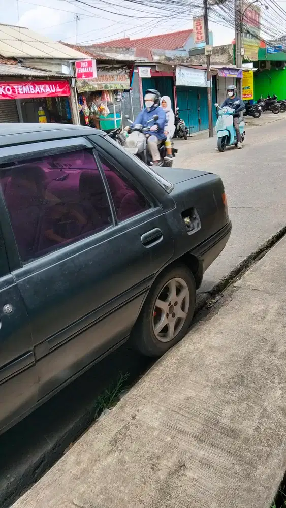 Ford laser 1990 Bensin