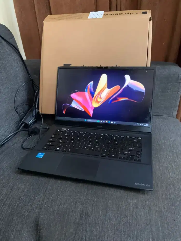 Laptop i3 gen 12 ssd 256 / ram 4 ,lengkap box ,minus baterai aja