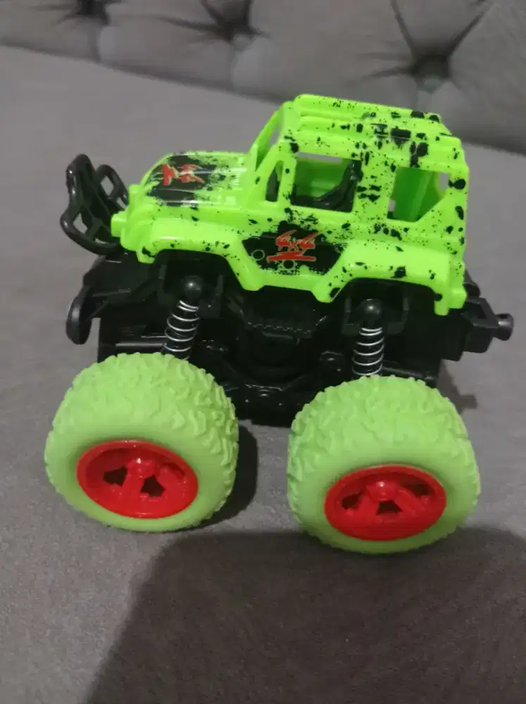 Mobil monster anak