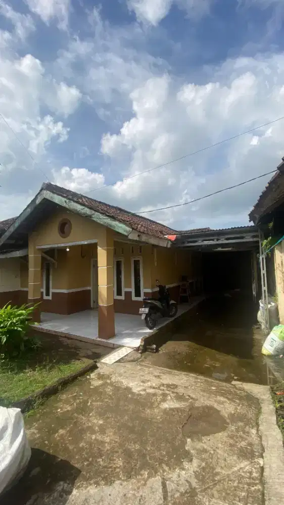 Dijual rumah di pinggir jalan raya