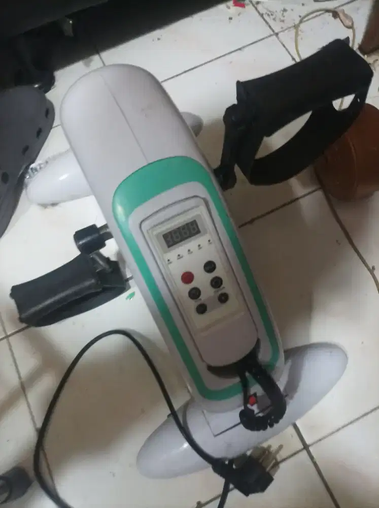 Alat terapi gowes status listrik dan manual