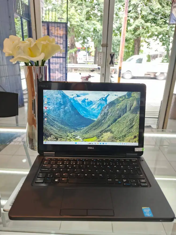 Laptop Core i5 Layar Sentuh Design Murah Sekali
