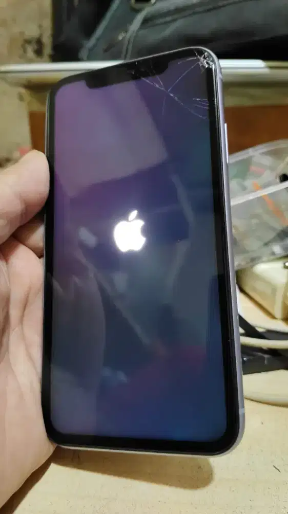 Iphone 11 warna hitam  64 GB terkunci iCloud