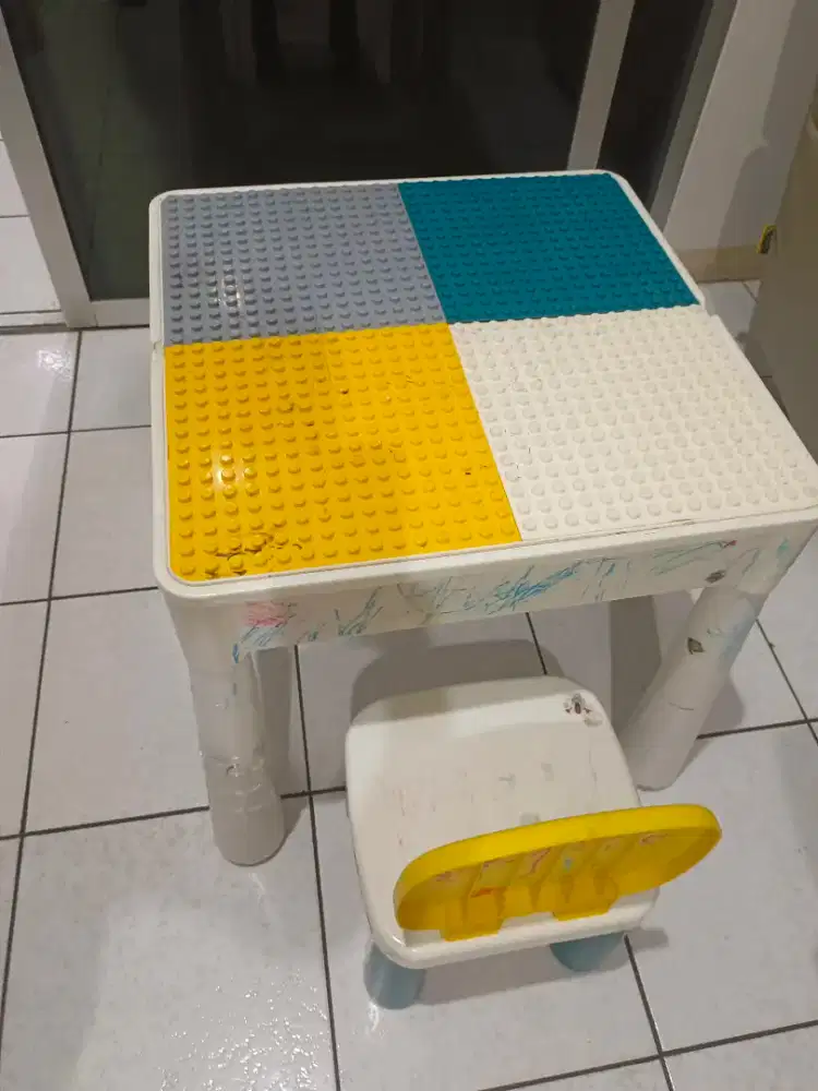 Dijual meja set anak ada mainan