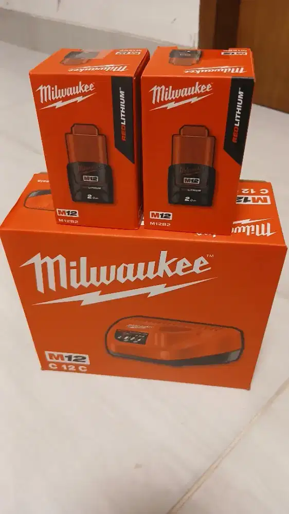 Milwaukee baterai dan charger