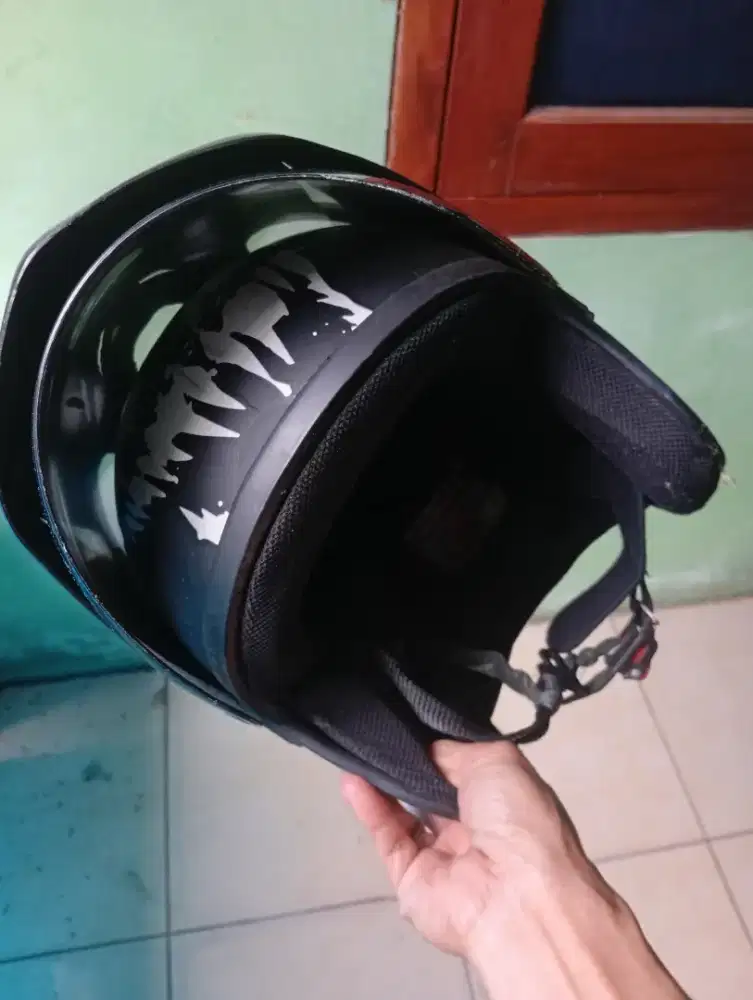 Helm motor warna hitam
