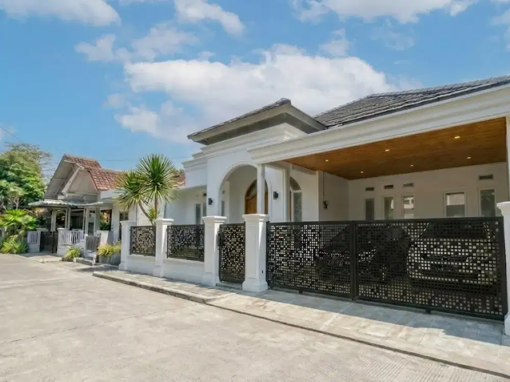 DIJUAL 2 UNIT COUPLE desain klasik modern, lokasi strategis Utara Jogja Bay.