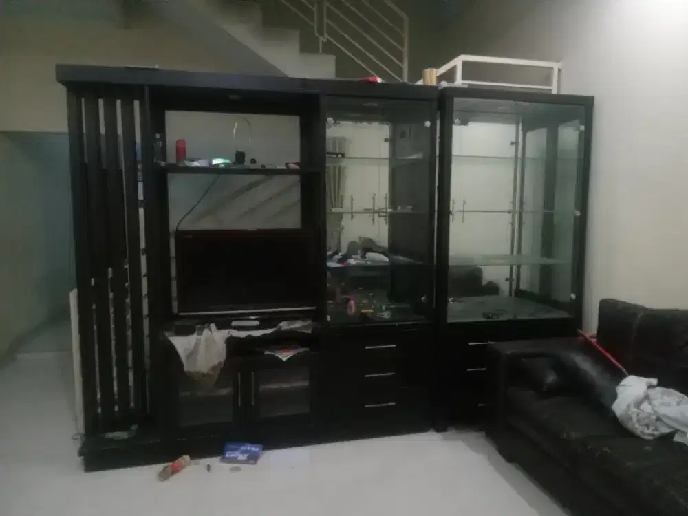 Lemari tv pembatas ruangan