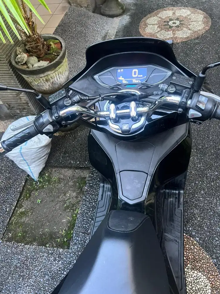 Honda PCX hitam 2023