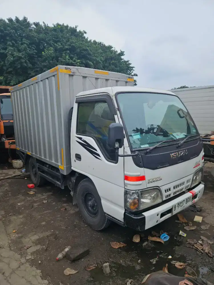 Isuzu elf  110 ps engkel 4 roda bok besi tahun 2017