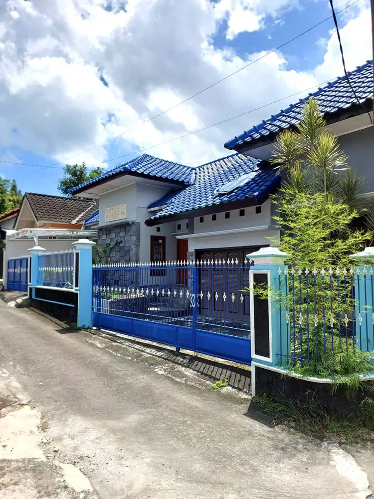 Rumah Hook Luas di Ambarketawang dekat Jalan Sidoarum