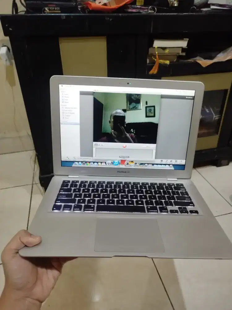 Macbook Air 2011 Layar 15in Tipis + Mulus & msh bisa digunakan