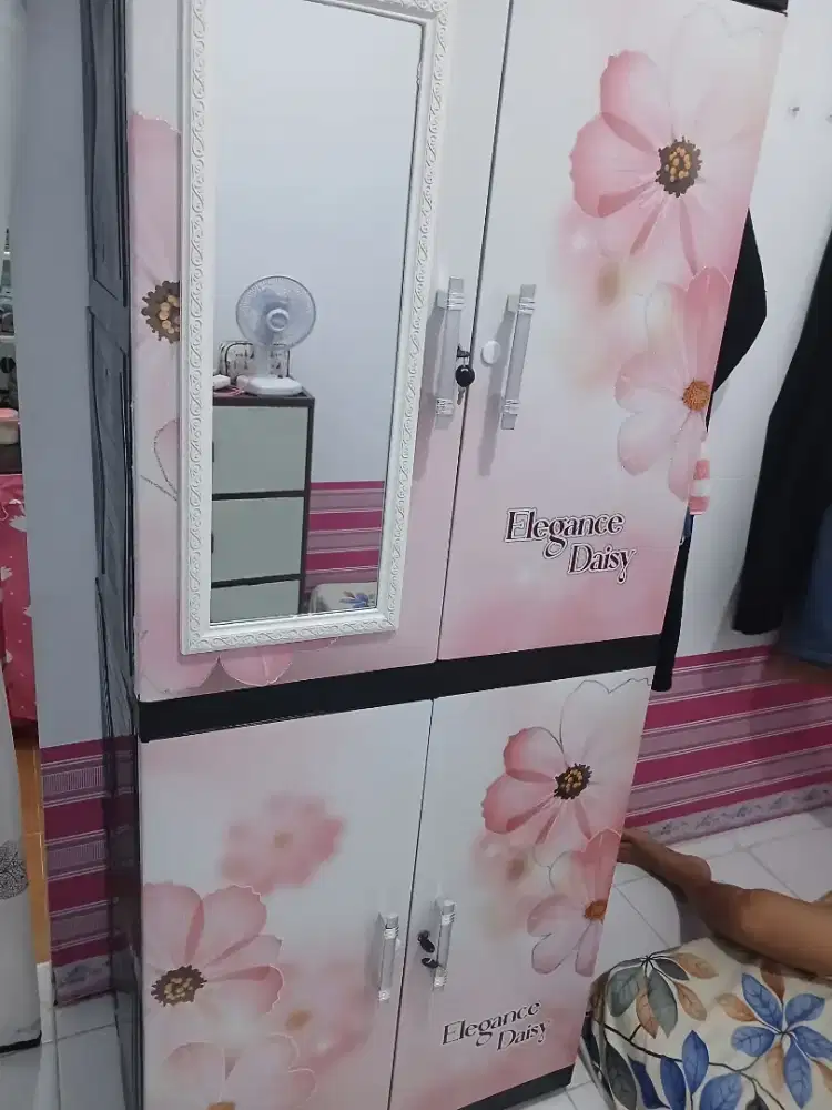 Lemari pakaian bekas