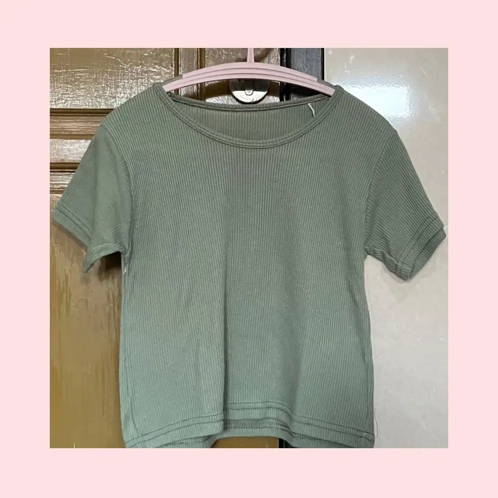 (PRELOVED) KAOS LENGAN PENDEK