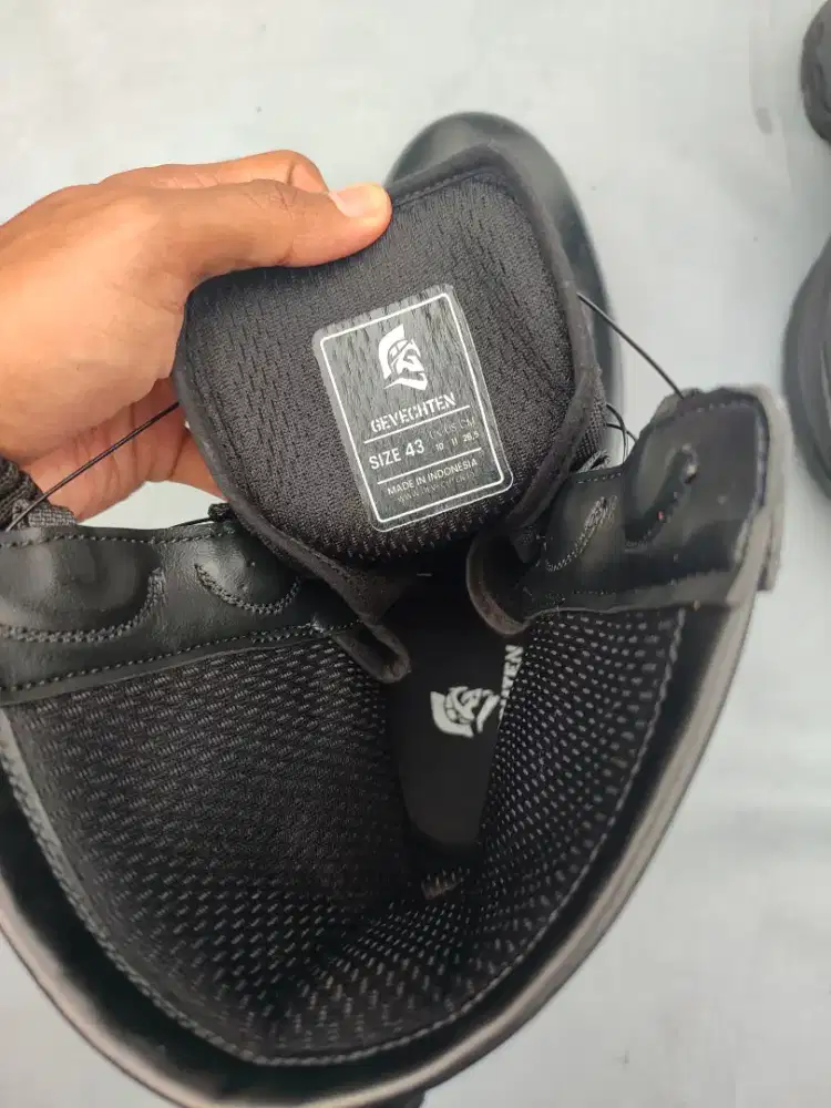 Dijual lagi karna kebesaran Sepatu PDL Gevechten UK 43 lok Pancoran