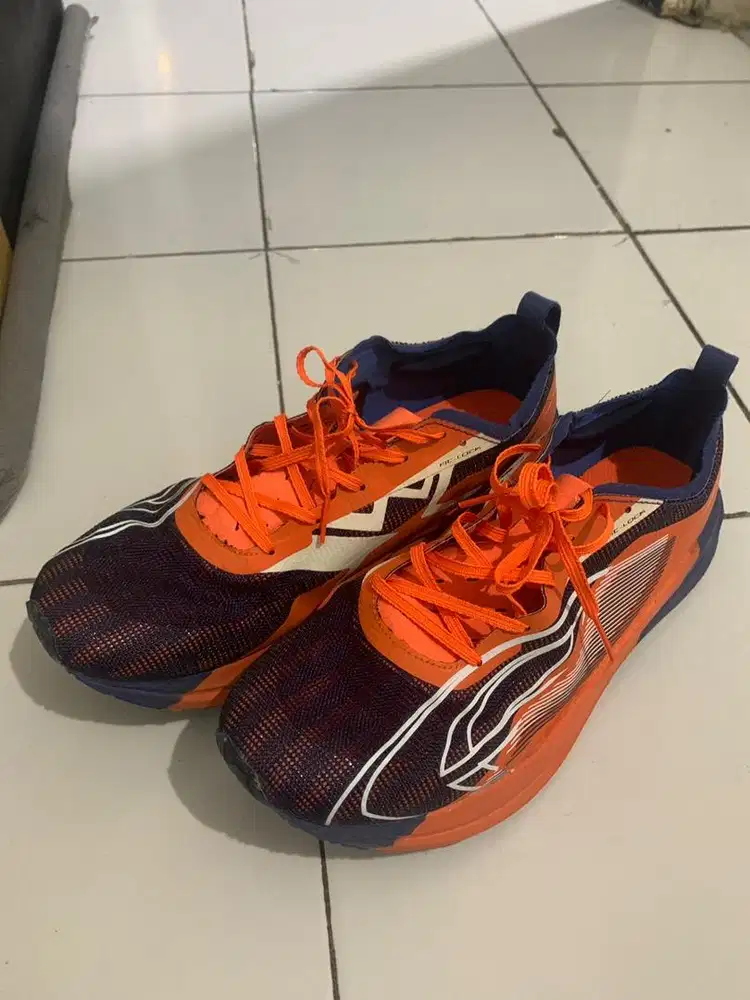 Sepatu running nine ten carbon