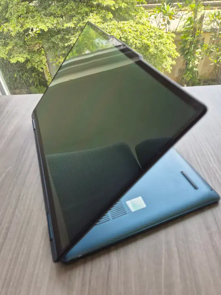 Laptop Lenovo YOGA 7 Touch 360 Putar