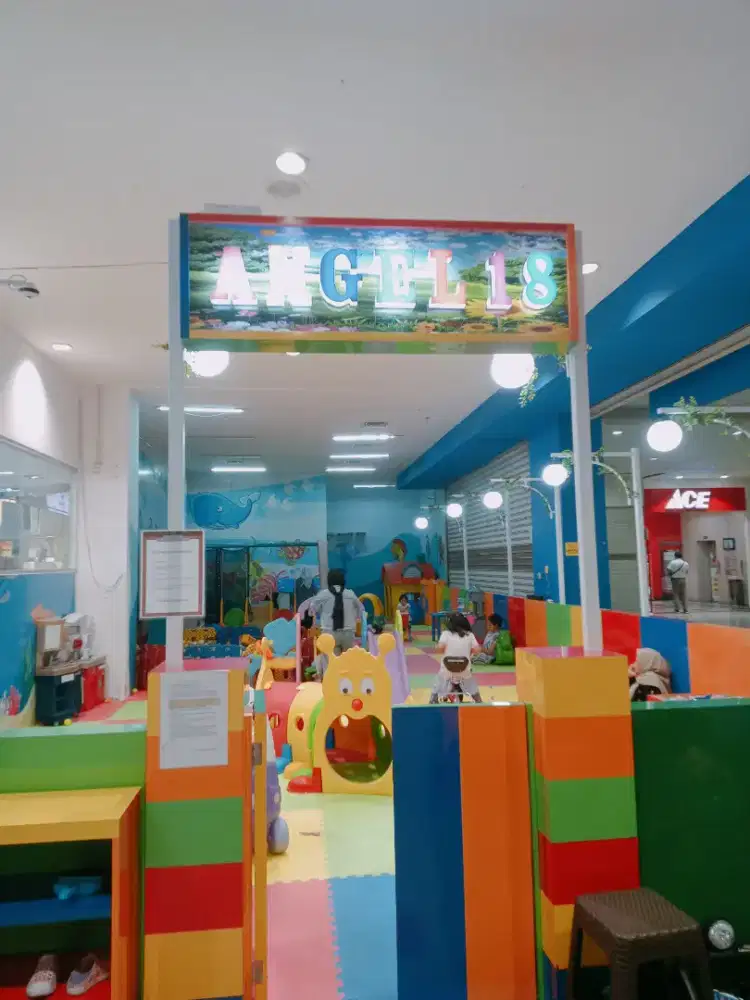 Penjaga stand dan kasir wahana permainan