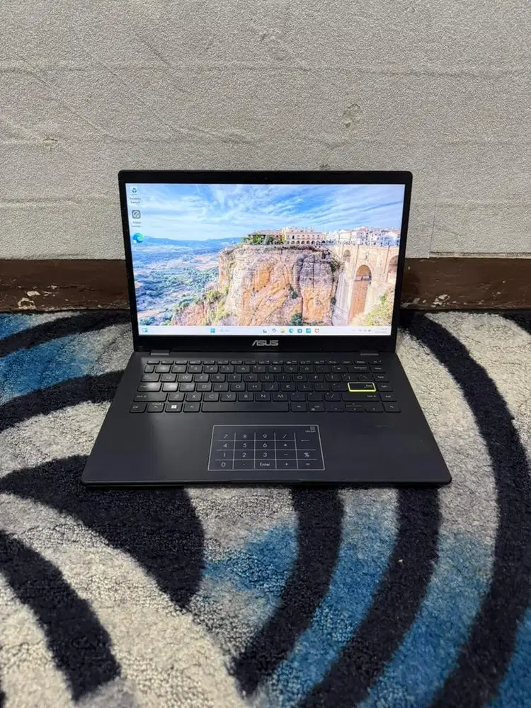 Asus vivobook e410ma celeron n4020 mulus 95% sisanya lecet pemakaian