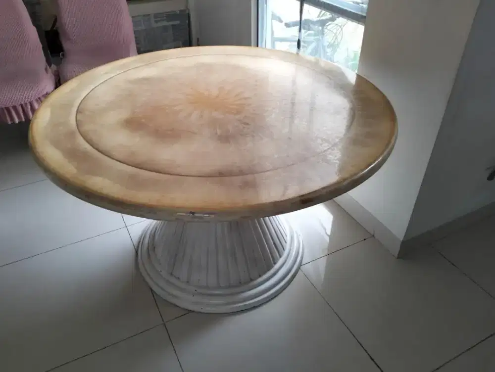 Meja makan bulat  dan kursi