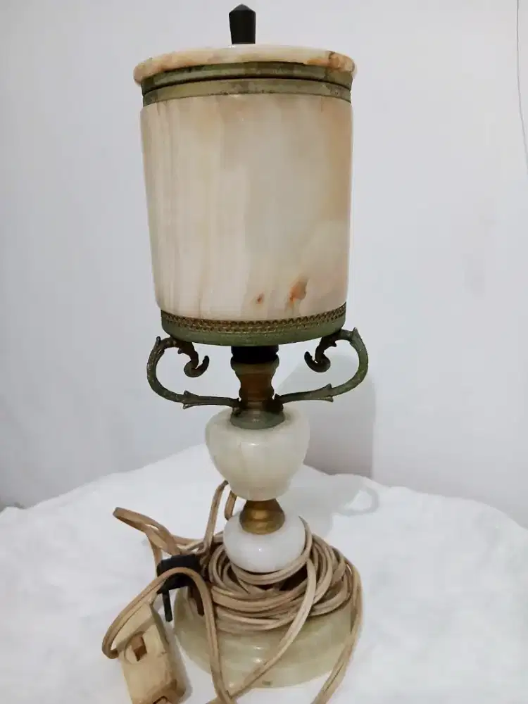 Lampu Meja Batu Giok. Antik. Lampu kuno