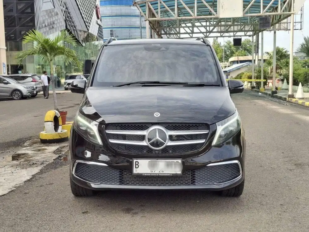 Mercedes Benz v250 at 2022 antik