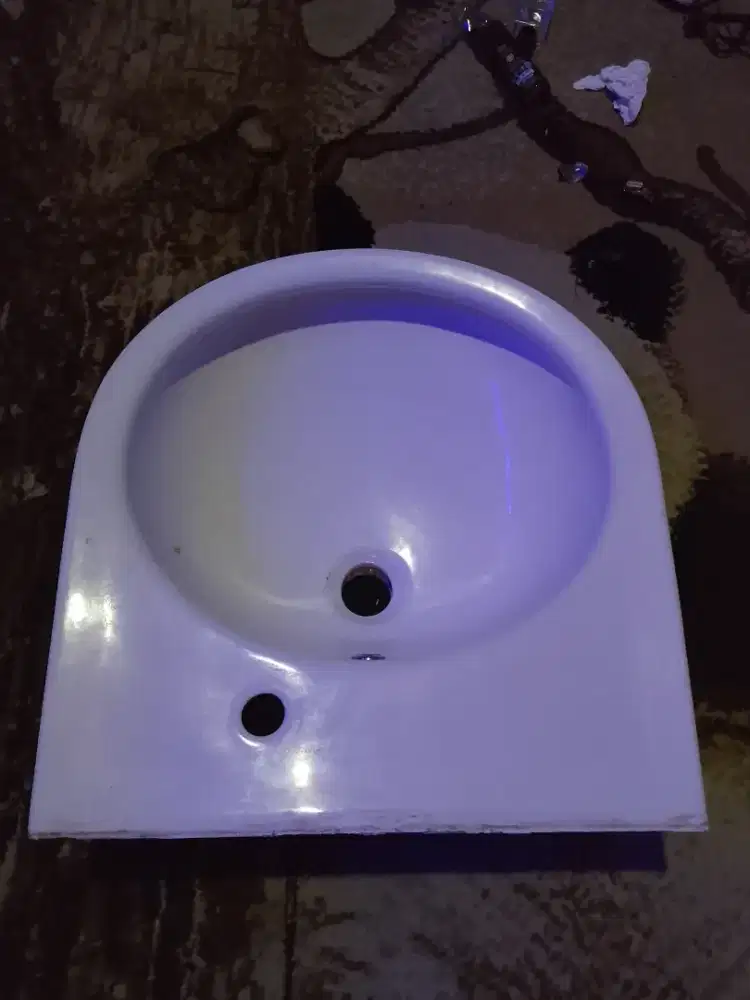 Wastafel kramik cuci tangan merek toto