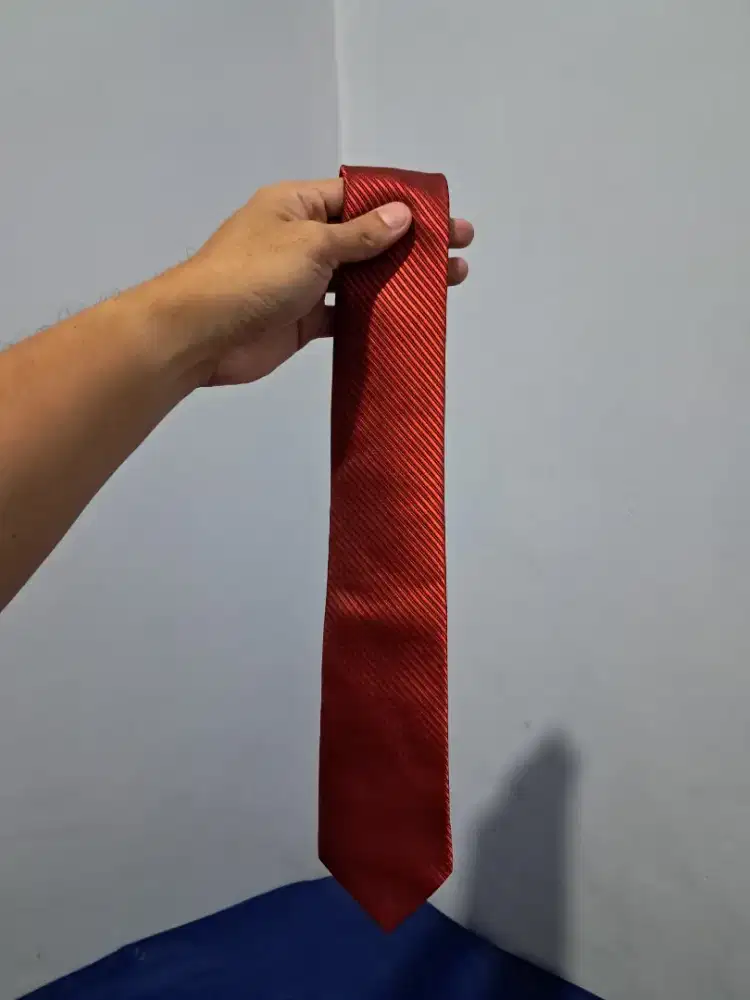 Dasi Merah Alisan
