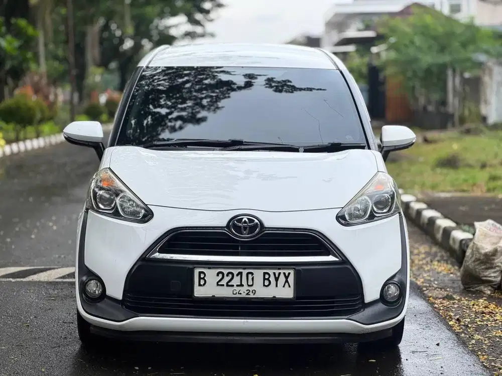 Sienta V at 2019 Putih