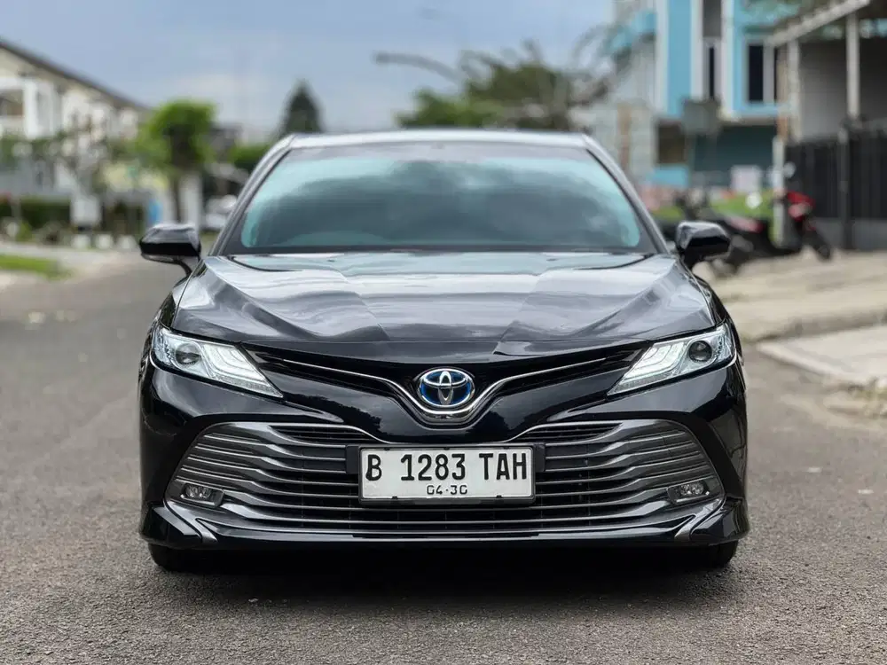 Toyota Camry 2.5 V Hybrid AT Hitam Metalik 2020