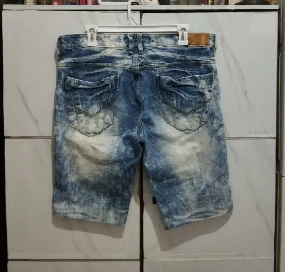 Celana pendek jeans
